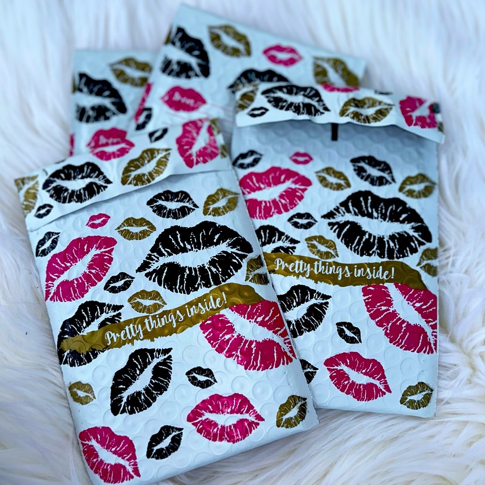60 4x8 Poly Bubble Mailers Lipstick Kiss Makeup Print Padded Shipping Envelopes - Picture 2 of 4